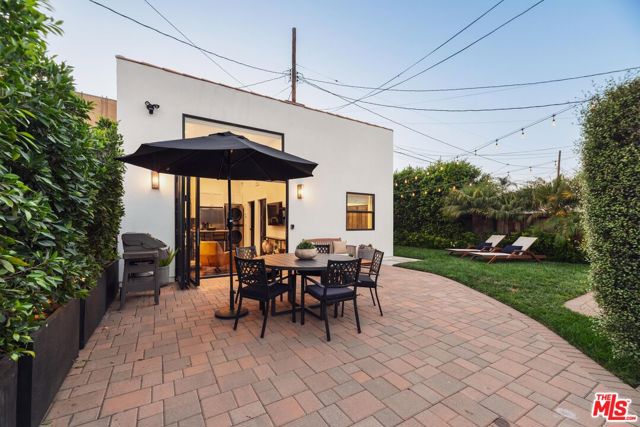 1225 S Cloverdale Avenue, Los Angeles CA: https://media.crmls.org/mediaz/9e8007fd-b838-4d64-b6a0-f78587dec130.jpg