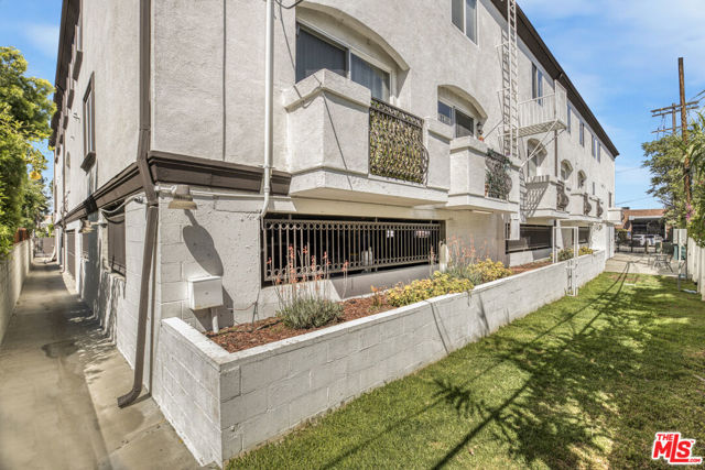 Image 8 of 32 For 5330 Satsuma Avenue