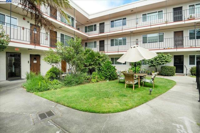 2133 Santa Clara Ave, Alameda CA: https://media.crmls.org/mediaz/9e818fa0-d600-42b4-b9bd-de6e96b789e8.jpg