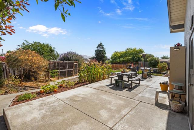 215 Rays Circle, Hollister CA: https://media.crmls.org/mediaz/9e821483-fb64-4888-b7d4-a585424739db.jpg