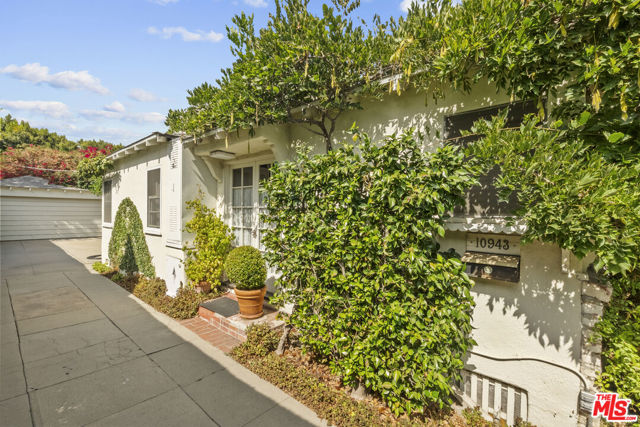 10941 Peach Grove Street, Toluca Lake CA: https://media.crmls.org/mediaz/9e82d0da-3ddf-4b43-bd34-762fe8c969c7.jpg