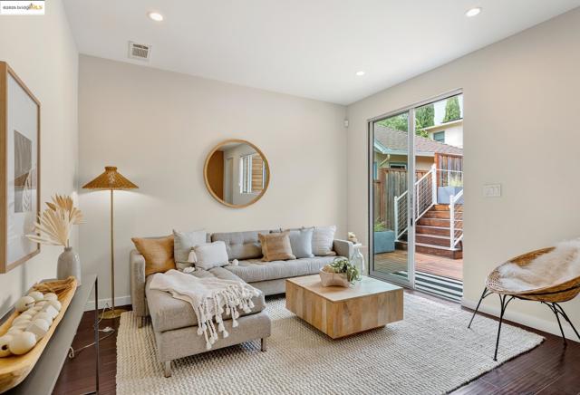 678 Walavista Ave, Oakland CA: https://media.crmls.org/mediaz/9e82e754-8586-4613-9183-0055d2936259.jpg