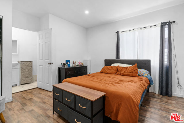 2205 S Burnside Avenue, Los Angeles CA: https://media.crmls.org/mediaz/9e834c15-4c77-4403-8515-20855a14dedf.jpg