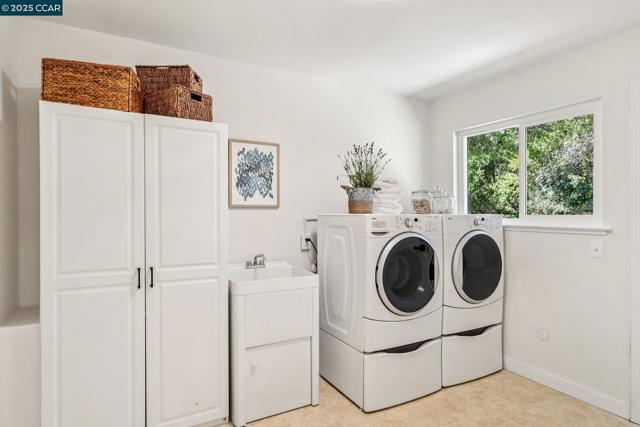6 Greenwood Ct, Orinda CA: https://media.crmls.org/mediaz/9e83842e-6d83-433b-b8b6-6bbf1255ea87.jpg