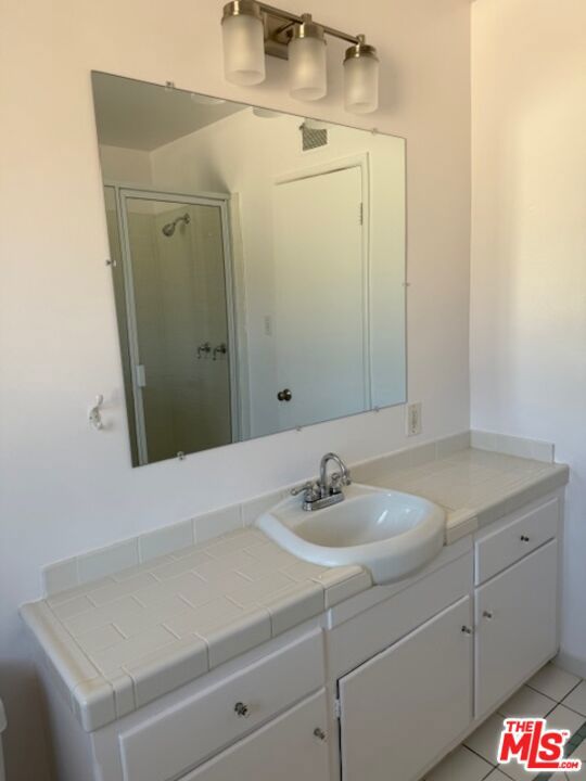 5702 S Corning Avenue, Los Angeles CA: https://media.crmls.org/mediaz/9e844065-5740-4c5a-92e6-1508697a5073.jpg