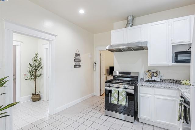 2211 24Th Ave, Oakland CA: https://media.crmls.org/mediaz/9e8475a3-91c1-4940-bc61-f444bfc50af2.jpg