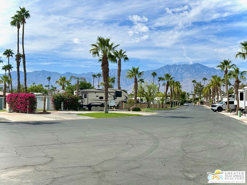 https://media.crmls.org/mediaz/9e84b295-387e-4998-aebb-cb94c46068ab.jpg?preset=X-Large