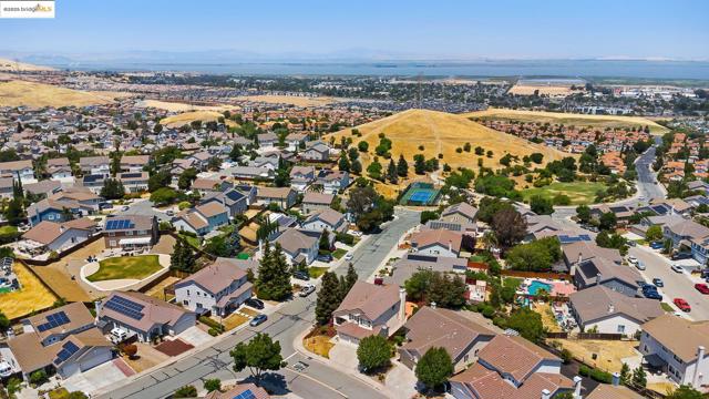 2 Quiet Path Ct, Pittsburg CA: https://media.crmls.org/mediaz/9e84cc41-9896-4260-be62-8554e2a0a0a2.jpg