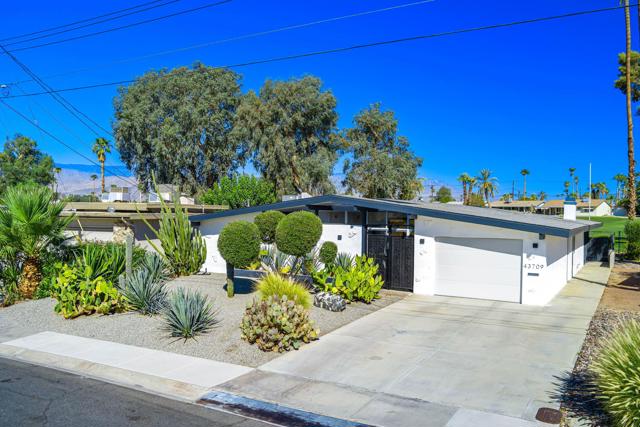 43709 Louisiana Street, Palm Desert CA: https://media.crmls.org/mediaz/9e85257c-e66b-4887-98e6-25141394f39e.jpg
