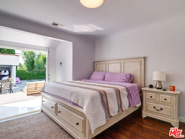 1019 S Rimpau Boulevard, Los Angeles CA: https://media.crmls.org/mediaz/9e8525d1-8335-4a6a-9514-327715563045.jpg