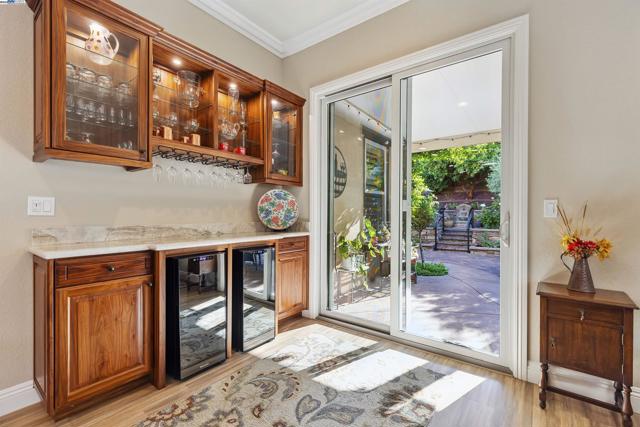 1748 Veneto Ln, Brentwood CA: https://media.crmls.org/mediaz/9e8589a1-4c67-4ea8-9aa8-61026b475b28.jpg