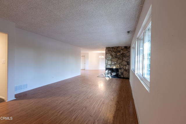 4901 Angeles Crest Circle, La Canada Flintridge CA: https://media.crmls.org/mediaz/9e85b206-0747-4864-8478-b2e2587fd594.jpg
