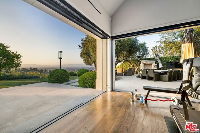 3396 Stone Ridge Lane, Los Angeles CA: https://media.crmls.org/mediaz/9e870b75-f969-4591-9fdd-573f43745c02.jpg