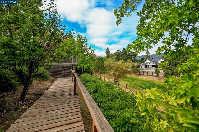 34 Willowview Ct, Danville CA: https://media.crmls.org/mediaz/9e8743cd-eaa8-43e0-8f33-97b99e8bb272.jpg