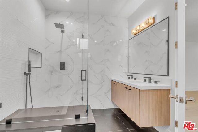 5456 Hazeltine Avenue, Sherman Oaks CA: https://media.crmls.org/mediaz/9e876867-b7c7-4c76-a170-4502e04b8091.jpg