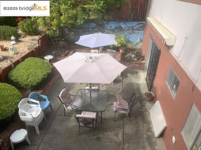 25 Woodcliff Ct, Oakland CA: https://media.crmls.org/mediaz/9e887679-f2bf-40d1-9c00-3e0da9daabaa.jpg