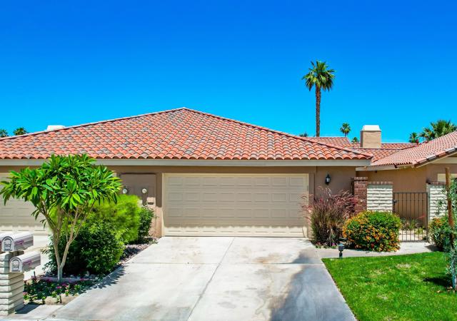 352 Villena Way, Palm Desert CA: https://media.crmls.org/mediaz/9e8949eb-64da-438d-bc16-b74fd6208204.jpg