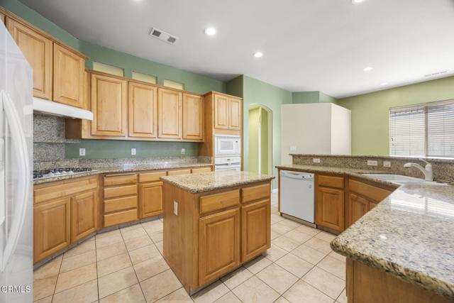 13418 Giro Drive, Bakersfield CA: https://media.crmls.org/mediaz/9e895dcb-e3bb-4594-9752-4e565bed52ca.jpg