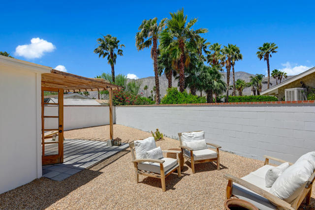1373 E Madero Circle, Palm Springs CA: https://media.crmls.org/mediaz/9e897d7e-cfc1-44b2-a171-40659364fcdd.jpg