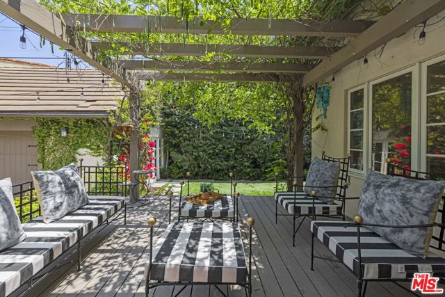 736 S Cloverdale Avenue, Los Angeles CA: https://media.crmls.org/mediaz/9e89951a-8cdc-4275-a961-3cd2c0a8c1c4.jpg
