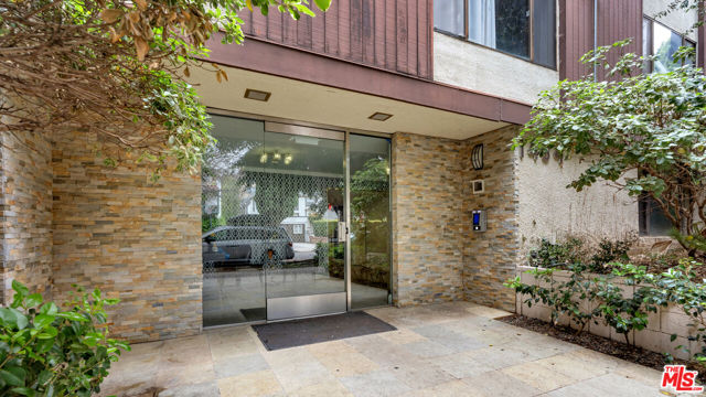 1434 Greenfield Avenue, Los Angeles CA: https://media.crmls.org/mediaz/9e89aebc-9328-4c13-af20-1c15ccb5eec3.jpg
