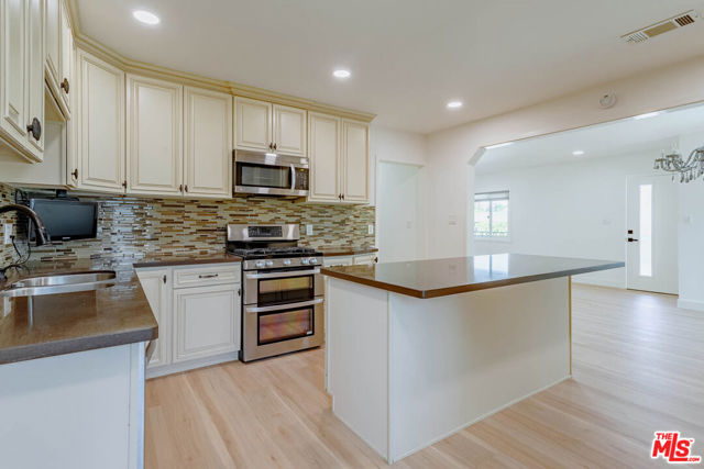 6627 Ranchito Avenue, Valley Glen CA: https://media.crmls.org/mediaz/9e8a0754-dd65-4b79-9cfd-677b9398e150.jpg