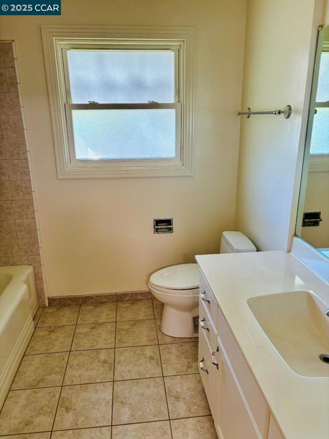 1011 Harbor View Dr, Martinez CA: https://media.crmls.org/mediaz/9e8aa34d-b682-47c1-9ab5-d4927c11c252.jpg