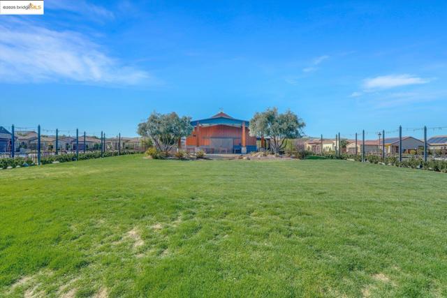 1577 Chianti LN, Brentwood CA: https://media.crmls.org/mediaz/9e8aadcd-df91-48db-aeb6-e077eb6d8104.jpg