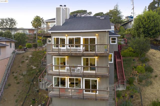 10353 Royal Oak Rd, Oakland CA: https://media.crmls.org/mediaz/9e8ad927-a6b1-41d4-a691-ecc9e7750bda.jpg