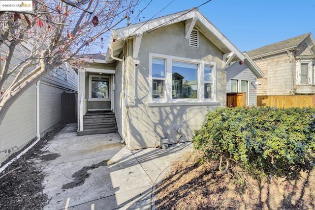 2419 Linden St, Oakland CA: https://media.crmls.org/mediaz/9e8b7672-2a4a-49c7-bf16-4b5934594712.jpg