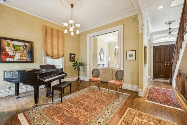 2070 Bush St, San Francisco CA: https://media.crmls.org/mediaz/9e8b98d4-c8e0-45c2-bd97-fc6d133eea51.jpg