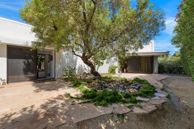 21 Clancy Lane Estates, Rancho Mirage CA: https://media.crmls.org/mediaz/9e8c7035-1382-47b0-bc5f-9302c960eeb3.jpg