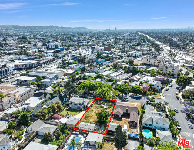 2516 13th Avenue, Los Angeles CA: https://media.crmls.org/mediaz/9e8cf47f-87bb-461b-bb11-4dddc951ca59.jpg