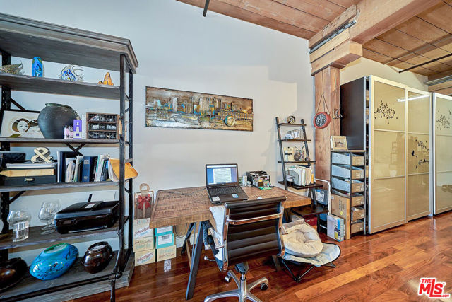 530 S Hewitt Street, Los Angeles CA: https://media.crmls.org/mediaz/9e8da6dd-8bdf-456c-a922-282918f79629.jpg