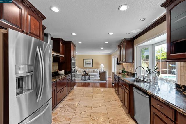 3628 Portsmouth Ct, Pleasanton CA: https://media.crmls.org/mediaz/9e8e1805-ceda-4963-807d-a27eb17a7519.jpg