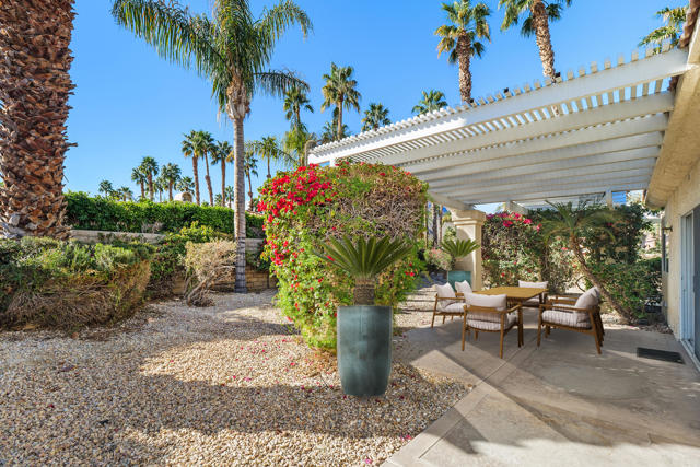 2 Vistara Drive, Rancho Mirage CA: https://media.crmls.org/mediaz/9e8e2bab-fbf5-43f1-acb9-d14fc3cfd030.jpg