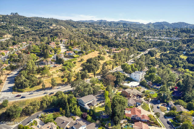 22101 Mulholland Drive, Woodland Hills CA: https://media.crmls.org/mediaz/9e8e620e-8585-4b14-bcb4-e7002acf76b0.jpg