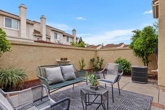 11020 Creekbridge Pl, San Diego CA: https://media.crmls.org/mediaz/9e8f0851-189d-42b7-b0d4-6a7f83ae8b91.jpg