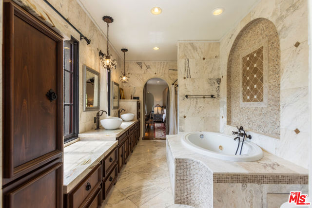 2086 S Oak Knoll Avenue, San Marino CA: https://media.crmls.org/mediaz/9e8f6392-f443-4a57-9c5e-07a747941f74.jpg
