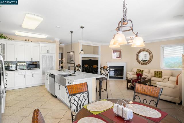 1426 Santa Teresa Dr, Pittsburg CA: https://media.crmls.org/mediaz/9e8fe56b-f726-41a8-ab76-5fad3c2ee48a.jpg