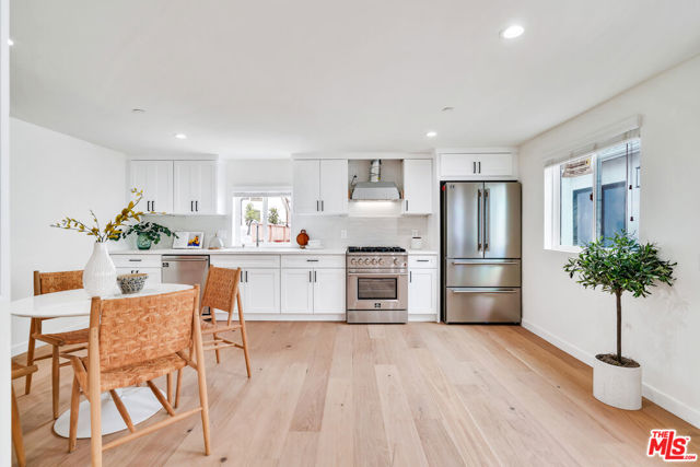 7832 Croydon Avenue, Los Angeles CA: https://media.crmls.org/mediaz/9e9061a6-3f80-430e-be4f-e80079bd4dac.jpg