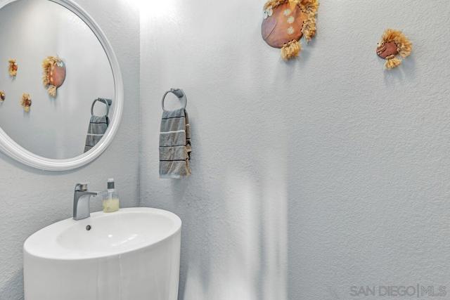 4252 Alta Vista Court, Oceanside CA: https://media.crmls.org/mediaz/9e909fe8-de54-40e2-9e58-923ebc927b79.jpg