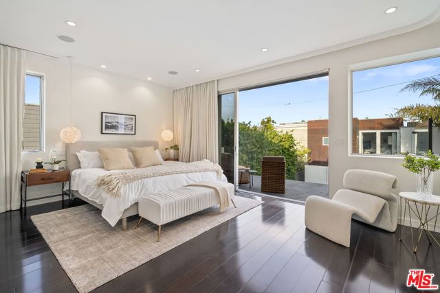 714 California Avenue, Venice CA: https://media.crmls.org/mediaz/9e90a493-892b-4ec6-a24c-c1c74a4412dd.jpg
