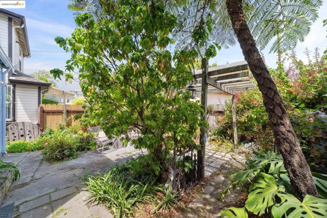 1408 E 15Th St, Oakland CA: https://media.crmls.org/mediaz/9e93fb7c-397b-4e48-a45e-6c6a3076421b.jpg
