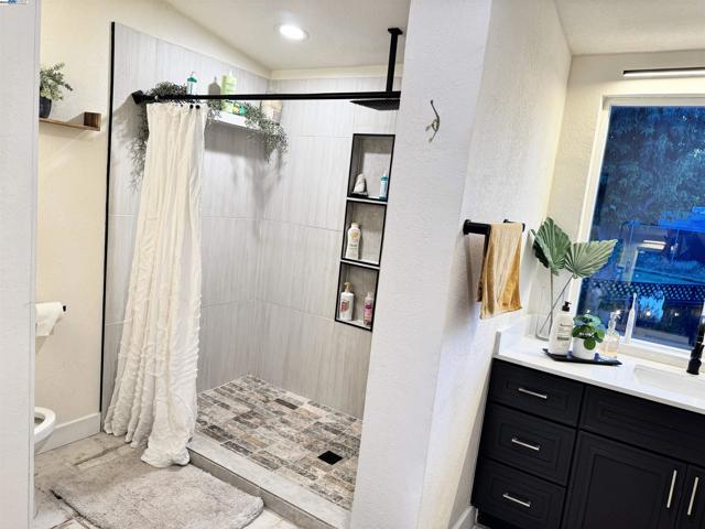 14 Blue Teal Ct, Lodi CA: https://media.crmls.org/mediaz/9e950e39-cf1e-4342-b4b6-fa37e64e547c.jpg