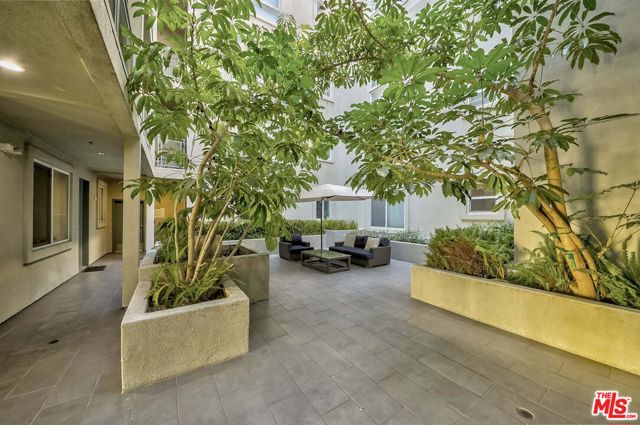 4644 Coldwater Canyon Avenue, Studio City CA: https://media.crmls.org/mediaz/9e957cb4-2621-41cc-a523-d561832f6473.jpg
