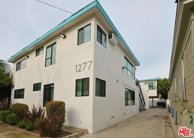 1277 W 23rd Street, Los Angeles CA: https://media.crmls.org/mediaz/9e966488-9d5f-4cad-8571-2fbce0feff58.jpg
