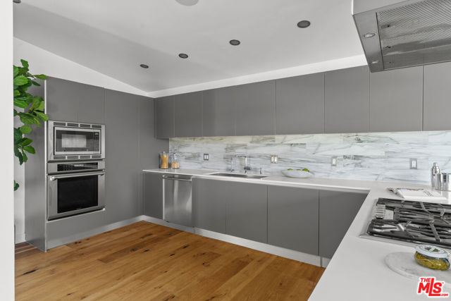 7470 Woodrow Wilson Drive, Los Angeles CA: https://media.crmls.org/mediaz/9e99f354-bb11-45b7-8e81-2762a7eb8402.jpg