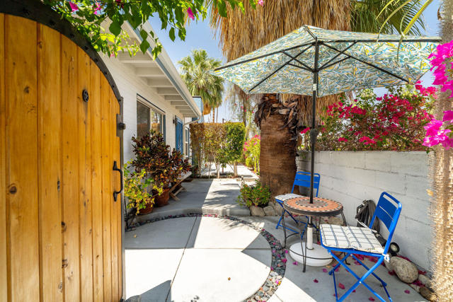 689 E Camino Parocela, Palm Springs CA: https://media.crmls.org/mediaz/9e9a45d2-f6bd-4f1f-9bc5-d31cabe32ea4.jpg
