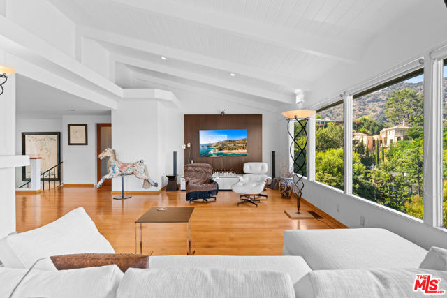 3162 Durand Drive, Los Angeles CA: https://media.crmls.org/mediaz/9e9af61e-0a63-4259-897d-385c6d701c87.jpg